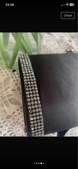 Pochette in raso nera con strass
