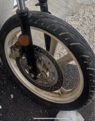 Rueda de moto con disco de freno
