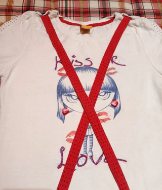 Camiseta con tirantes rojos y dibujo talla 16.