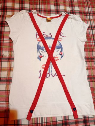 Camiseta con tirantes rojos y dibujo talla 16.