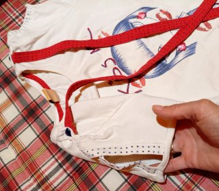 Camiseta con tirantes rojos y dibujo talla 16.