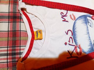 Camiseta con tirantes rojos y dibujo talla 16.