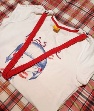 Camiseta con tirantes rojos y dibujo talla 16.