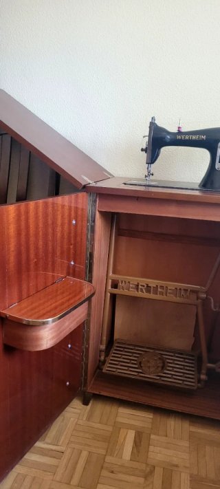 Máquina de coser Wertheim con mueble