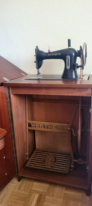 Máquina de coser Wertheim con mueble