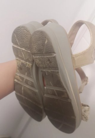 Sandalias doradas y blancas talla 39
