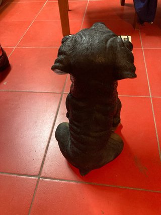 Perro de cerámica con periódico