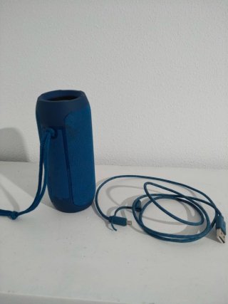 Altavoz azul con cable de carga