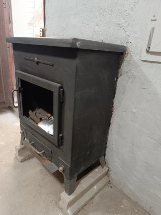 Chimenea de metal y cristal negra