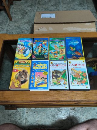 Lote 8 VHS Disney: Animales, Gnomos, Inglés