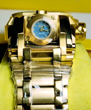 Reloj Invicta Bolt Zeus dorado