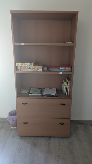 Estantería de madera marrón