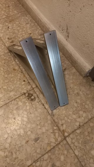 Soportes para estantería metálicos