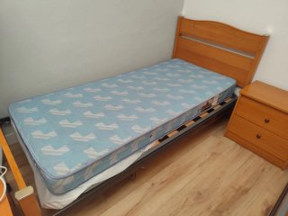 Conjunto 2 camas individuales y mesilla