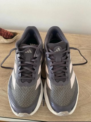 Adidas duramo sl 2 talla 45.5. Calzan pequeñ