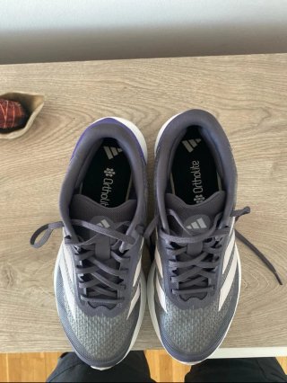 Adidas duramo sl 2 talla 45.5. Calzan pequeñ