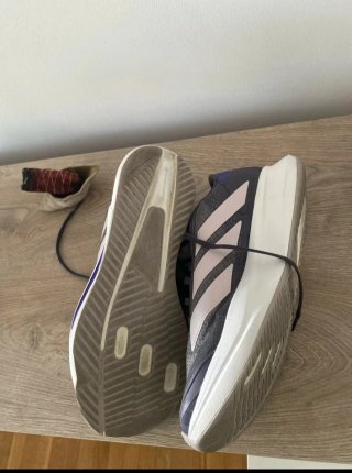 Adidas duramo sl 2 talla 45.5. Calzan pequeñ