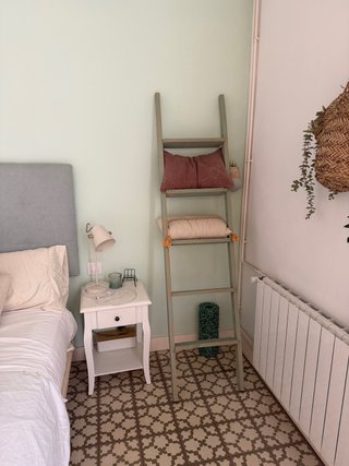 Dormitorio completo:cama mesita, banqueta y espejo