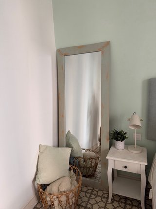Dormitorio completo:cama mesita, banqueta y espejo