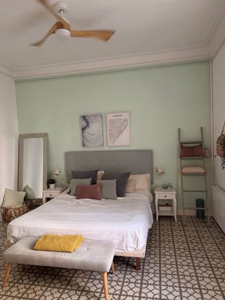 Dormitorio completo:cama mesita, banqueta y espejo