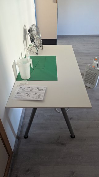 Escritorio grande blanco y verde