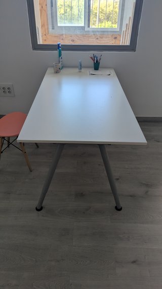 Escritorio blanco grande con patas metálicas