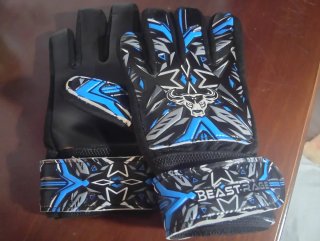 Guantes de portero Beast Rage azules y negros.