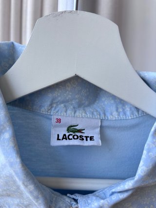 Polo Lacoste azul claro manga corta chica T.S