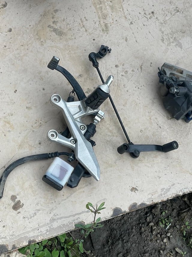 Estribera y bomba freno Honda CB 500 2021
