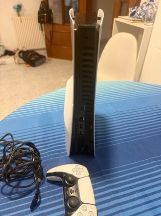 Consola PS5 con mando y cables