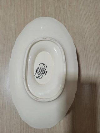 Salsera de porcelana con plato