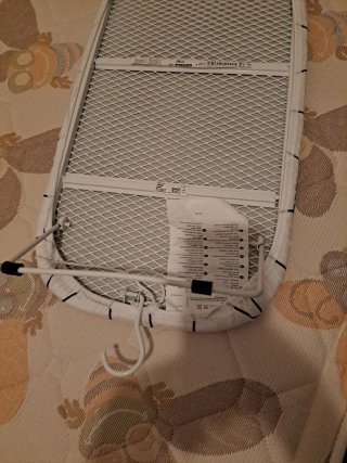 Mesa de planchar con funda geométrica