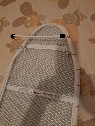Mesa de planchar con funda geométrica