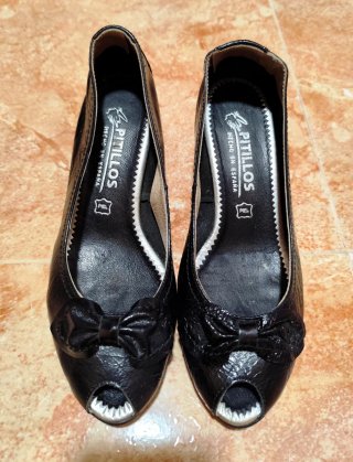 Zapatos salón Pitillos charol lazo delantero