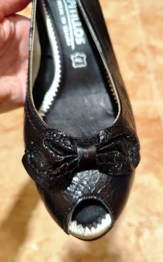 Zapatos salón Pitillos charol lazo delantero