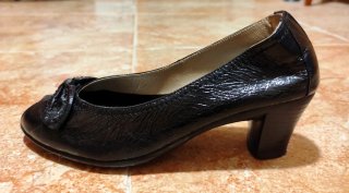 Zapatos salón Pitillos charol lazo delantero