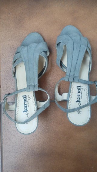Sandalias grises de tacón ancho