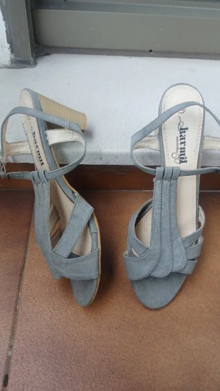 Sandalias grises de tacón ancho