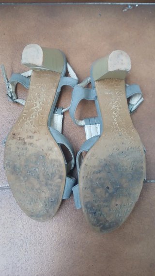 Sandalias grises de tacón ancho