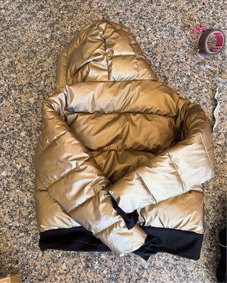 Chaqueta de plumas dorada y negra de nieve