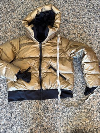 Chaqueta de plumas dorada y negra de nieve