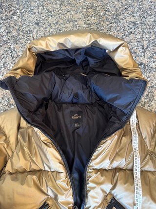 Chaqueta de plumas dorada y negra de nieve