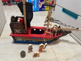 Barco Pirata de Madera con Accesorios
