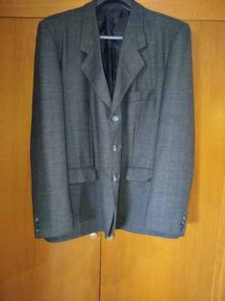 Americana gris con cuadros discretos y verdosa