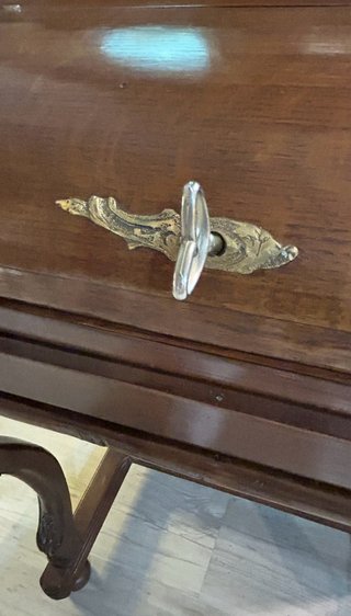 Disponible. Escritorio de persiana de madera