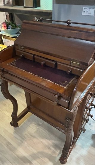 Disponible. Escritorio de persiana de madera