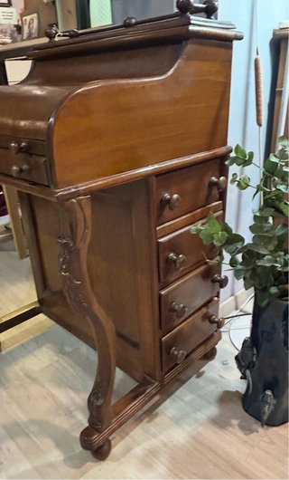 Disponible. Escritorio de persiana de madera