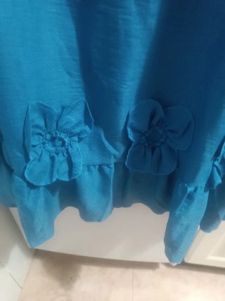 Vestido azul con volantes y lazos