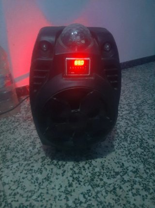 Altavoz Grande Negro con Luces LED Rojas