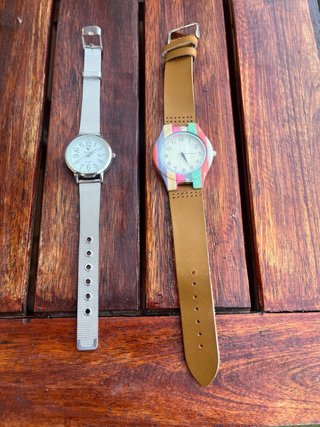 Relojes de pulsera plateado y multicolor